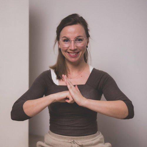 Lisa Kraft-Scheiderer zeigt Qi Gong Übung online