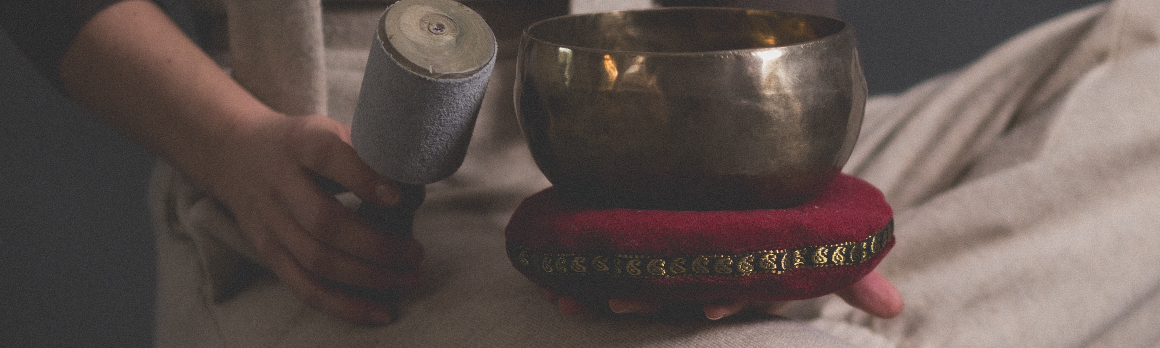 Qi Gong in Ruhe mit Klangschale